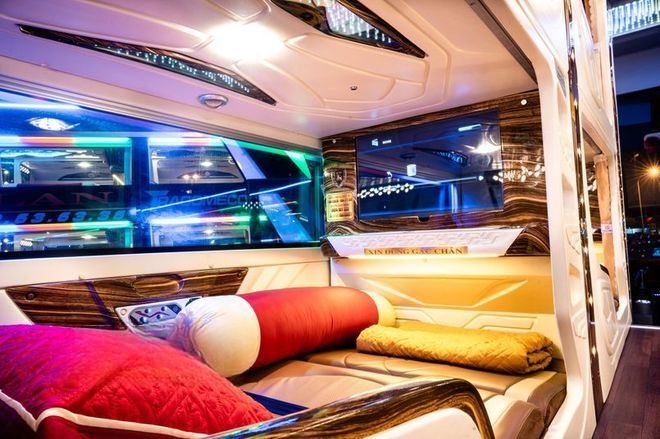 Xe Đức Lan Tiện ích Giường nằm Limousine 20 phòng VIP (WC)