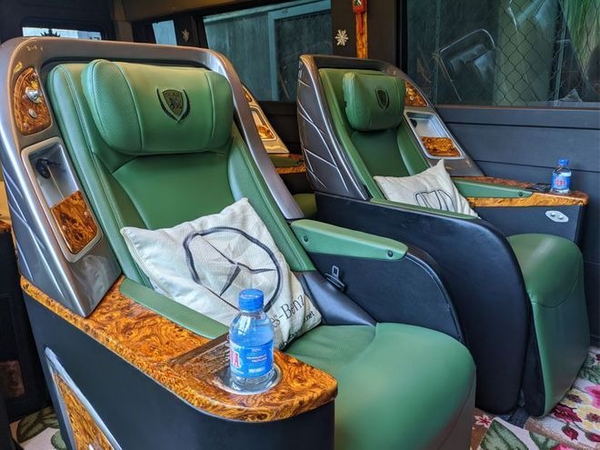 Xe Trúc Lên Ghế ngồi Nội thất Tiện ích Solati Limousine 9 chỗ 