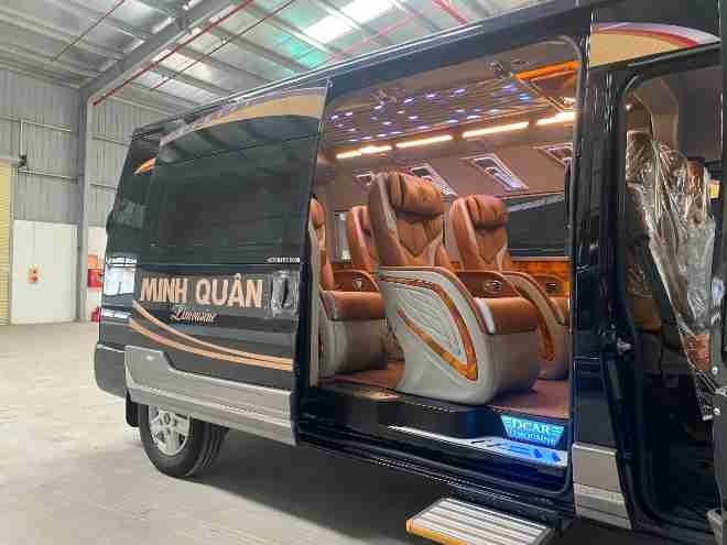 Xe Minh Quân (Thanh Hóa) Bên hông xe Limousine 9 chỗ