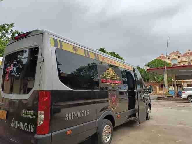 Xe Tiến Tiến Mặt sau xe Bên hông xe Limousine 11 chỗ