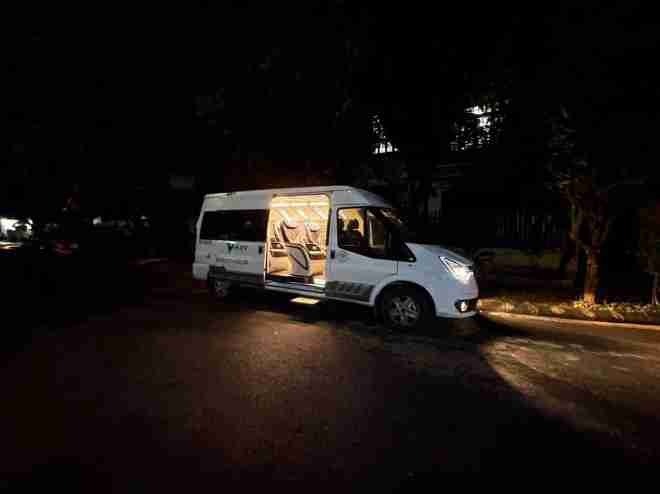 Xe HAV Limousine Bên hông xe Limousine 9 chỗ VIP