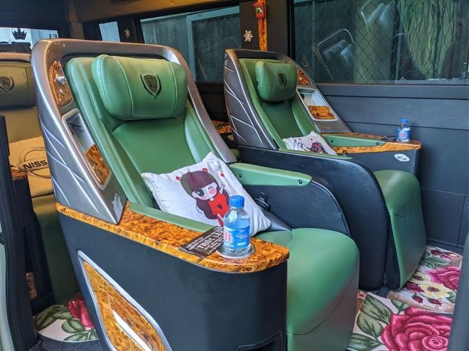 Xe Trúc Lên Ghế ngồi Solati Limousine 9 chỗ 