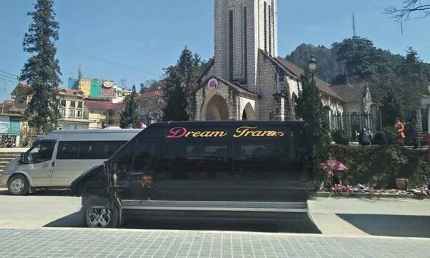 Xe Dream Transport Bên hông xe Limousine 9 chỗ VIP