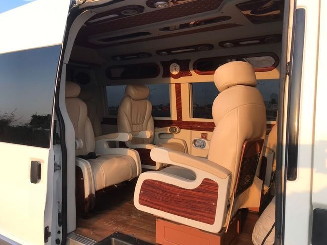 Xe Lovabus Bên hông xe Limousine 9 chỗ VIP