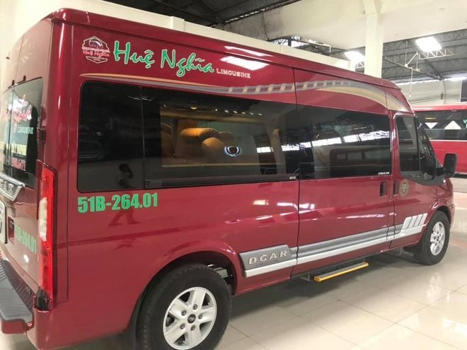 Xe Huệ Nghĩa Limousine Bên hông xe Limousine 9 chỗ