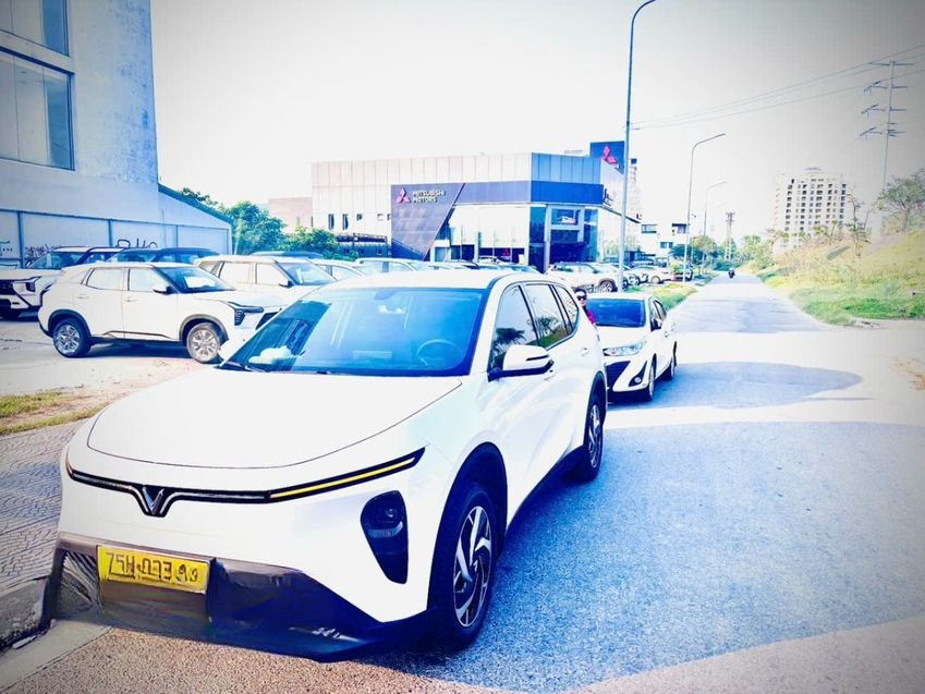Xe Tân Limousine Mặt trước xe Bên hông xe Vinfast Limo Green 6 chỗ