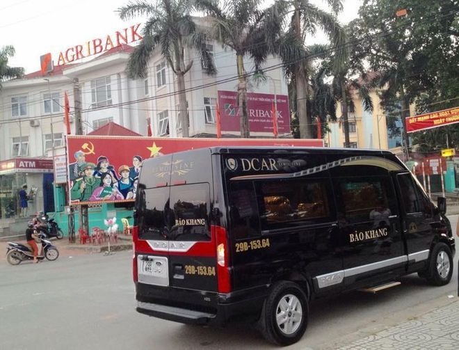 Xe Bảo Khang Limousine Bên hông xe Limousine 9 chỗ VIP