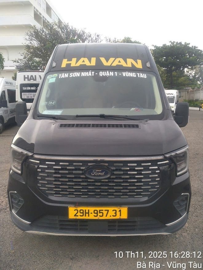 Xe Lovabus Mặt trước xe Limousine 11 chỗ Luxury