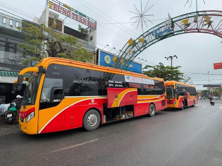 Xe Trung Trần Hòa Bên hông xe Mặt trước xe Giường nằm 44 chỗ
