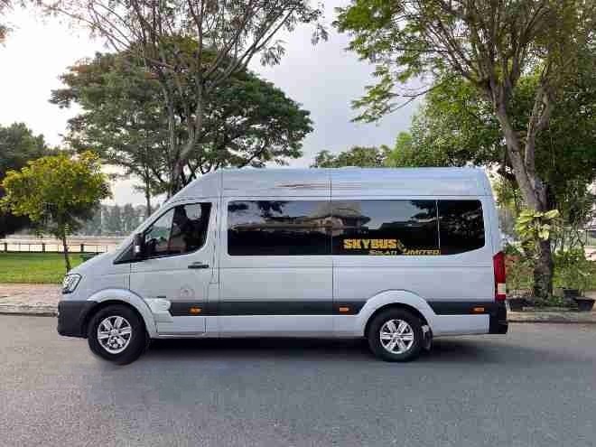 Xe Hoàng Limousine Bên hông xe Limousine 9 chỗ