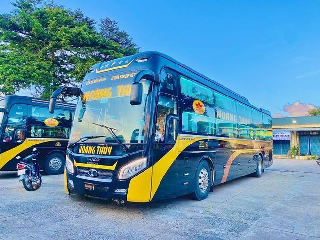 Xe Hoàng Thủy Mặt trước xe Bên hông xe Limousine 38 giường VIP
