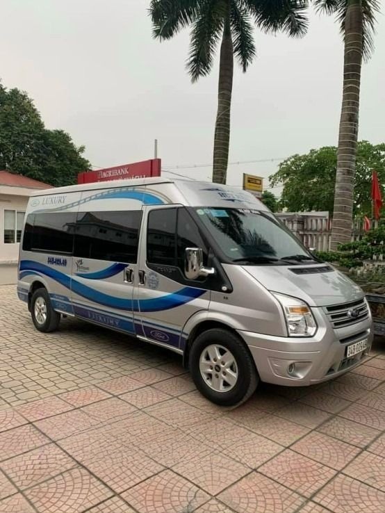 Xe Huy Hậu  Mặt trước xe Bên hông xe Limousine 9 chỗ