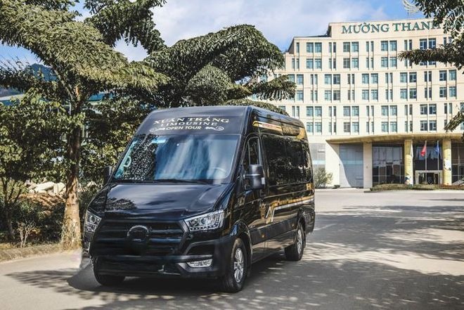 Xe Xuân Tráng Limousine Mặt trước xe Limousine 9 chỗ VIP