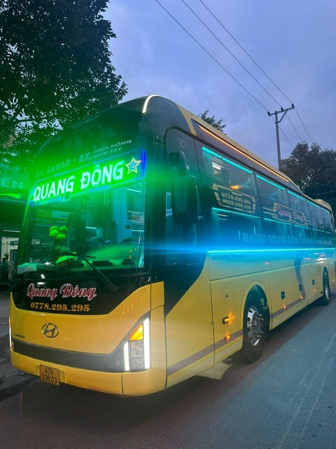 Xe Quang Đông (Đắk Lắk) Mặt trước xe Bên hông xe Limousine 34 phòng