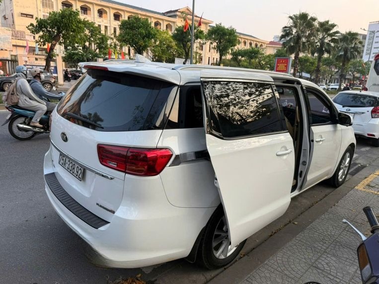 Xe Phi Hùng Luxury Mặt sau xe Bên hông xe Xe KIA Carnival 6 chỗ