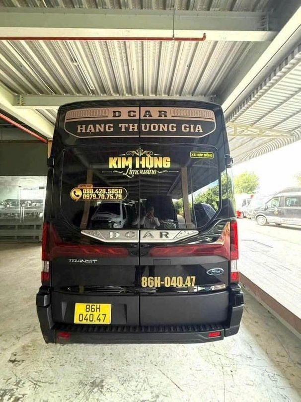 Xe Kim Hùng Mặt sau xe Limousine 11 chỗ