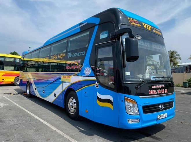 Xe Tuấn Hiệp Bên hông xe Limousine giường phòng 22 chỗ