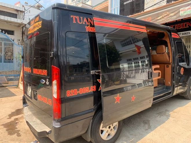 Xe Lovabus Mặt sau xe Bên hông xe Limousine 9 chỗ