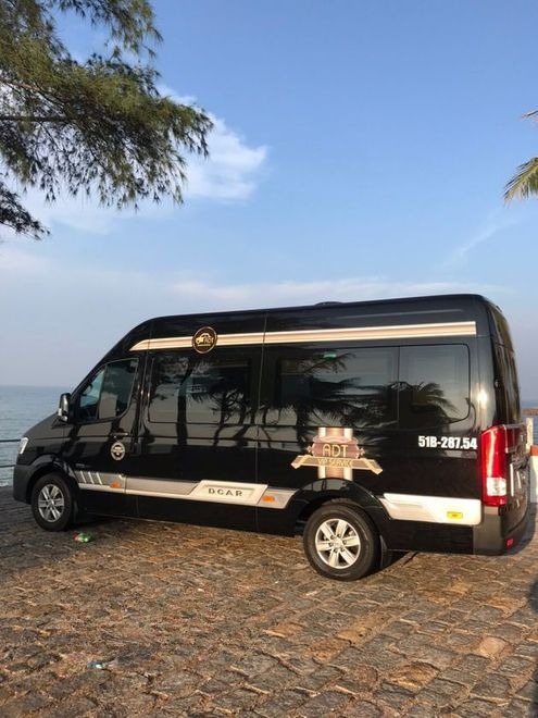 Xe ADT Limousine Bên hông xe Solati 10 chỗ