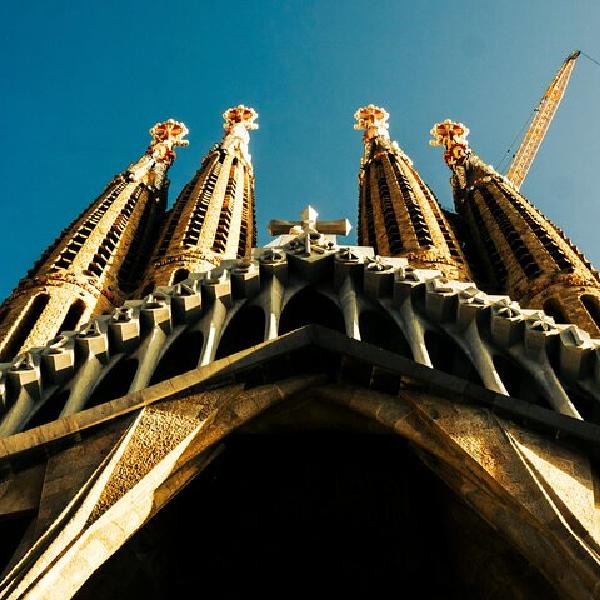 Barcelona Icónica: Sagrada Familia, Gaudí y Degustación de Dulces en Barcelona