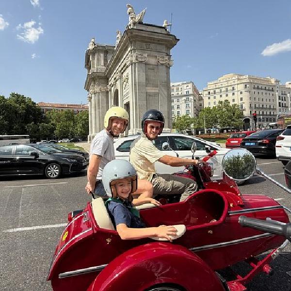 Aspectos destacados de Madrid : Tour privado en sidecar vintage (1 hora) en Madrid