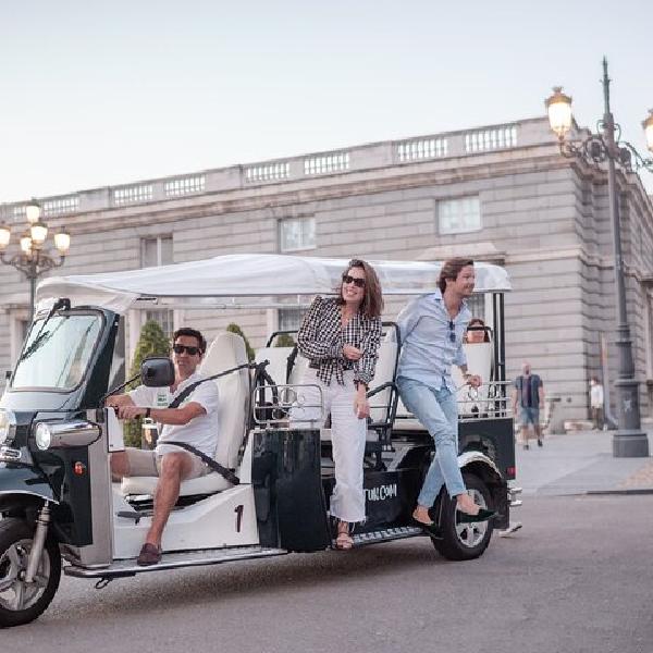 Tour Exprés de Madrid en Eco Tuk Tuk Privado con Guía Local