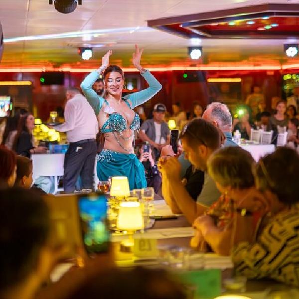 Istanbul Bosphorus Dinner Cruise med musik og live forestillinger