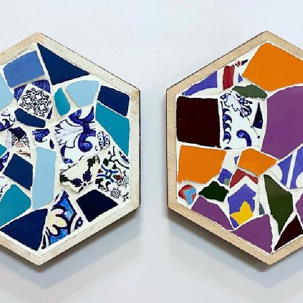 Clase de mosaico guiado en Barcelona - Azulejo Forma Hexagonal Gaudí 1h. en Barcelona