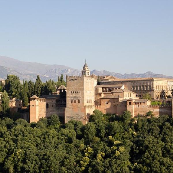Alhambra de día completo desde Sevilla : Experiencia en grupos pequeños & SkipLine