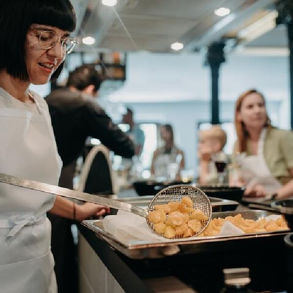 Clase de cocina privada de paella y tapas en Madrid con visita al mercado en Madrid