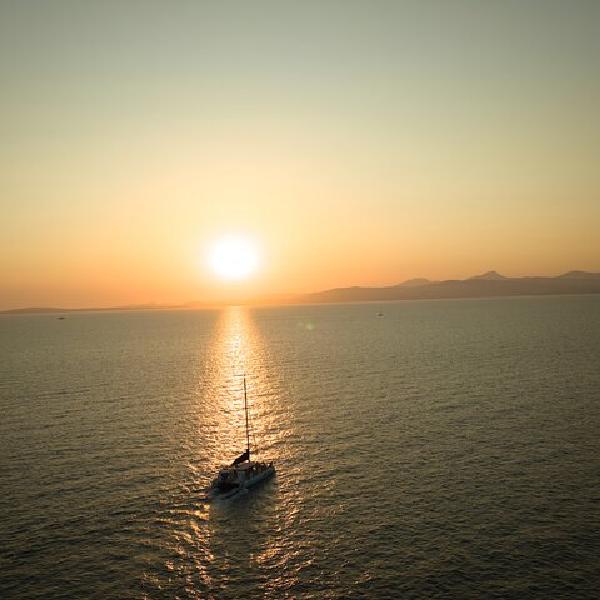 Atardecer en Catamarán de vela con BBQ por las Costas de Mallorca