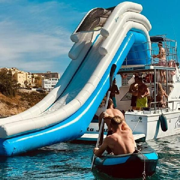 Paseo en Barco con Snorkel, Tobogán, Almuerzo y Pick Up en Málaga