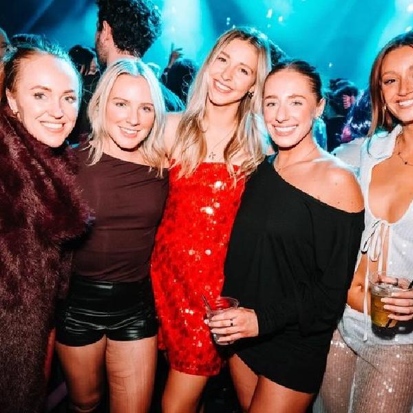 Bar Crawl Benidorm : 4 Locales 1 Noche Incluyendo Karaoke & Bebidas en Benidorm