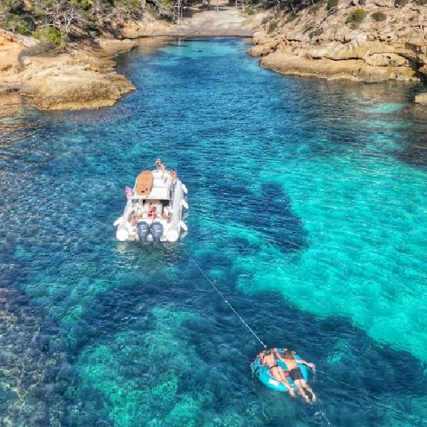 Paseo privado en barco por Palma de Mallorca con juguetes acuáticos y 25 calas en Mallorca