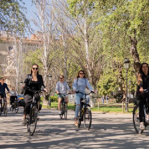 Barcelona de Picasso en bicicleta eléctrica en grupo pequeño en Barcelona