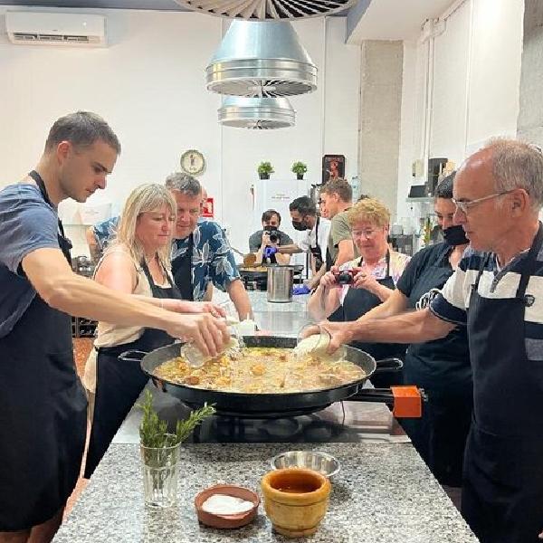 Clase de cocina de Paella de Mariscos Taller de Sangria y Mercado Local en Valencia