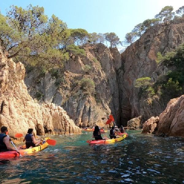 Ruta guiada en kayak y snorkel a la Costa Brava: grupo reducido y almuerzo