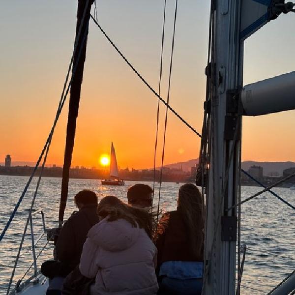 Paseo en Barco al Atardecer por Barcelona con barra libre de cava en Barcelona