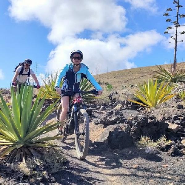 Tour en E-Bike Lanzarote: Cráteres volcánicos y viñedos panorámicos en Lanzarote