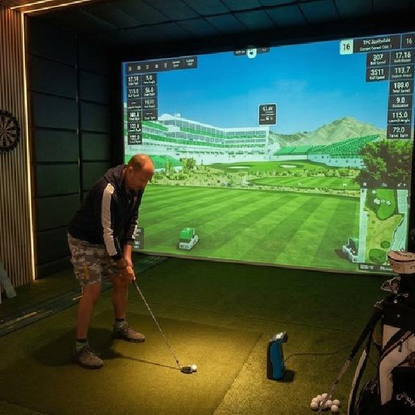 Simulador de golf interior en The Golf Cove