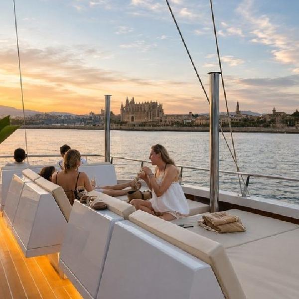 Sunset Excursion en catamarán en Mallorca con opción VIP