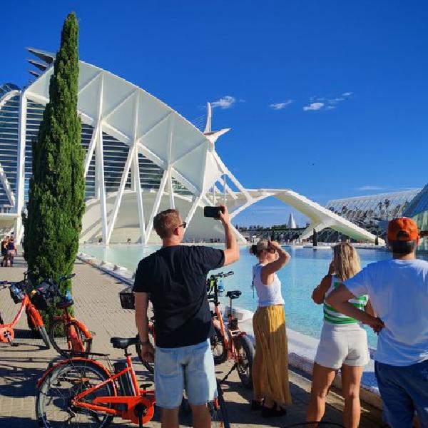 Lo más destacado de la ciudad de Valencia en un tour guiado en bicicleta o bicicleta eléctrica en Valencia