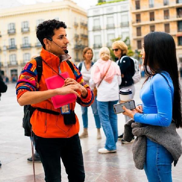 Tour a pie gratuito Valencia Essentials con guías locales