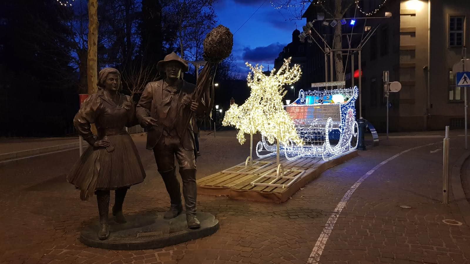 Le renne illuminate poco fuori il corso principale del centro di Villach