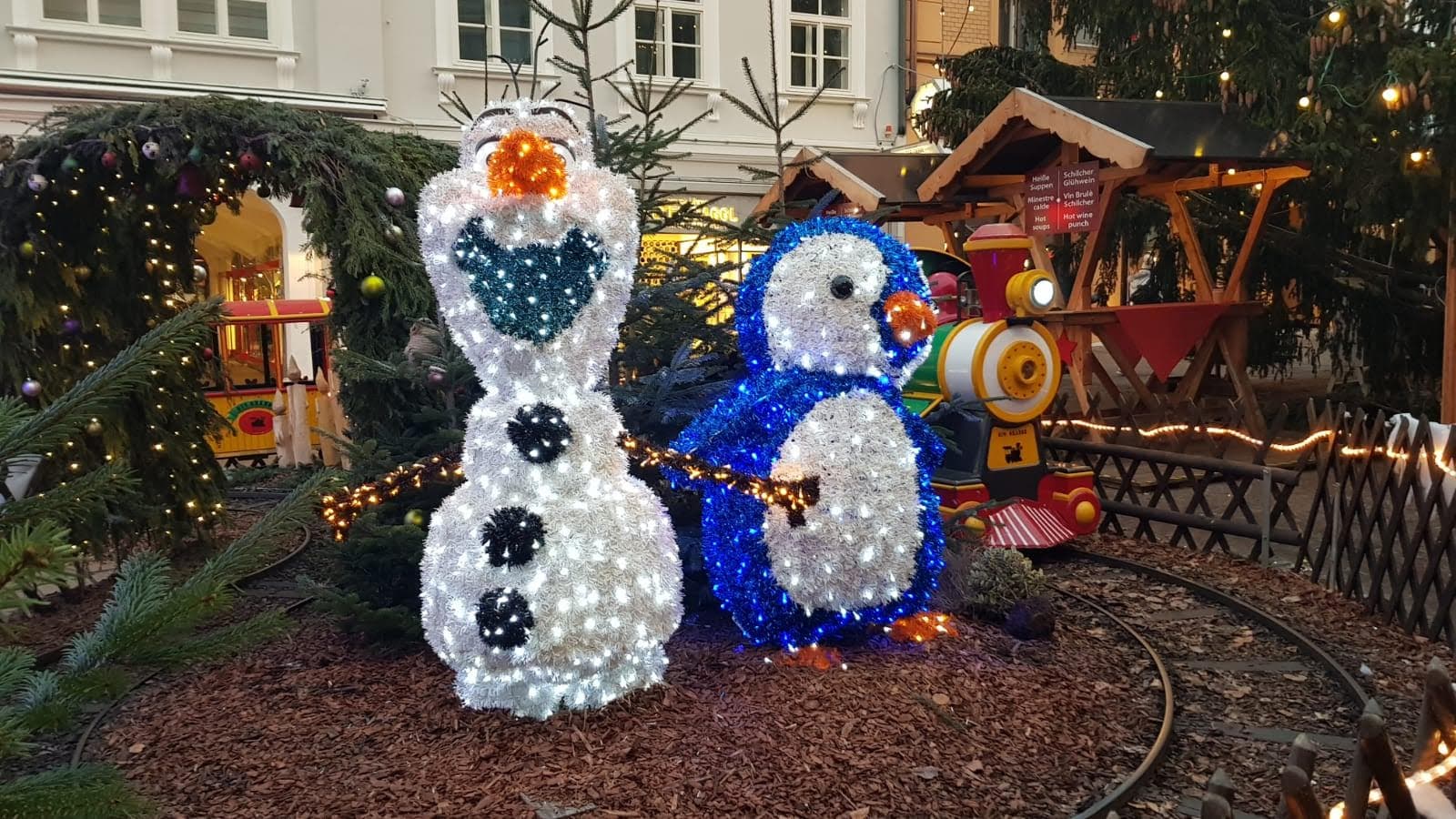 Alcuni pupazzi nel centro di Villach a fine anno