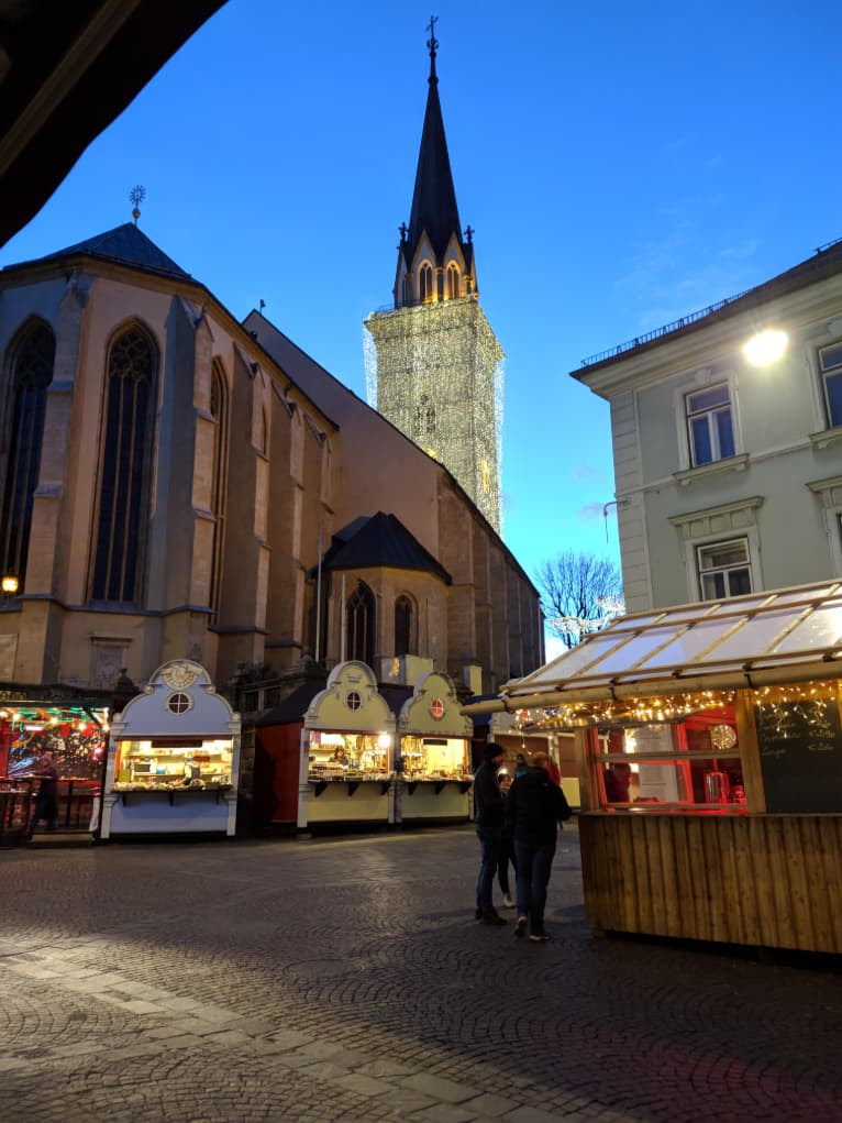 Il duomo di St. Jakob a Villach illuminato