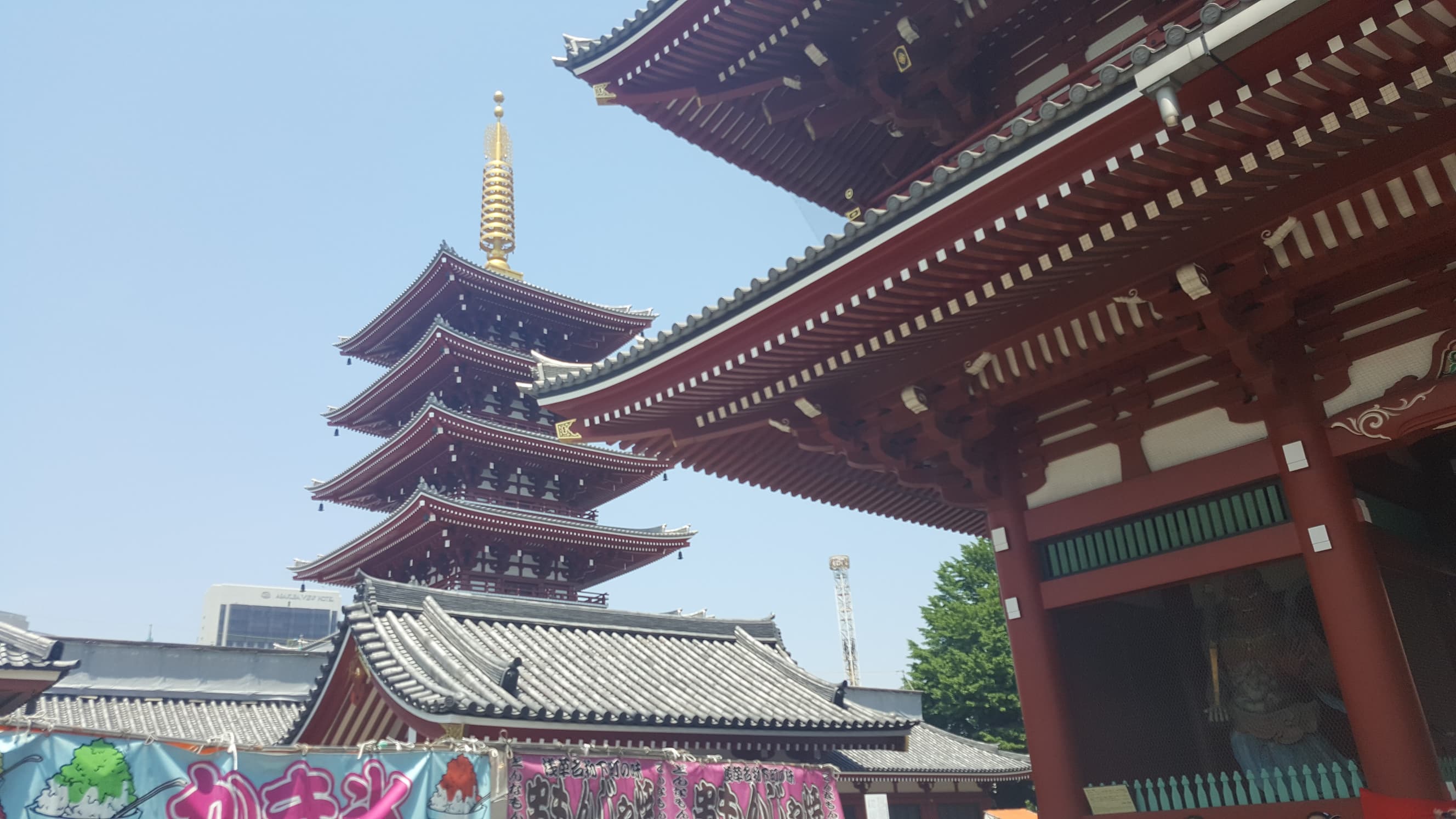 Un primo piano del tempio Sensoji di Asakusa a Tokyo