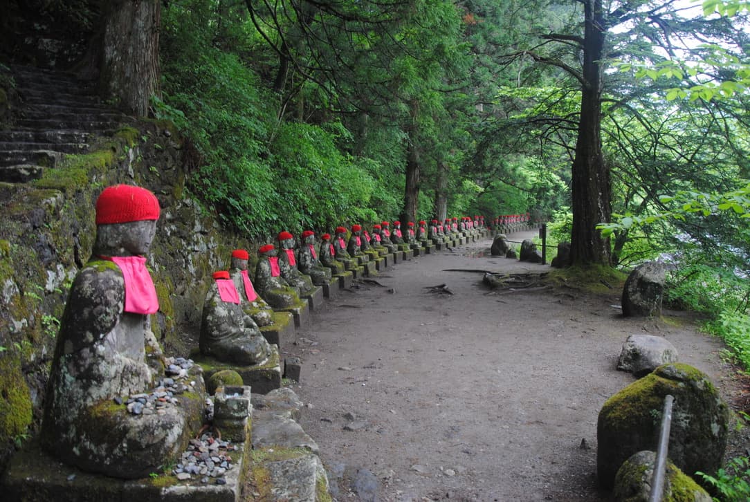 Fila delle statue Jizo a Nikko