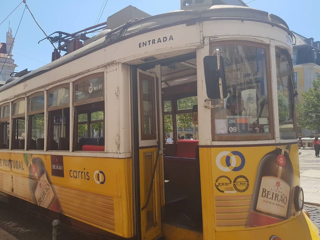 Interno del tram 28 di Lisbona