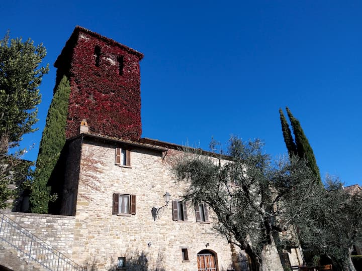 La torre di Frontino ricoperta di foglie rosse